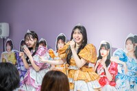 FRUITS ZIPPERの松本かれんと鎮西寿々歌によるトークイベントの様子。