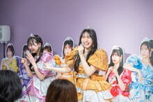 FRUITS ZIPPERの松本かれんと鎮西寿々歌によるトークイベントの様子。