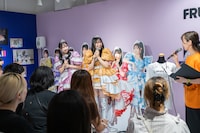 FRUITS ZIPPERの松本かれんと鎮西寿々歌によるトークイベントの様子。