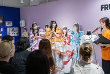 FRUITS ZIPPERの松本かれんと鎮西寿々歌によるトークイベントの様子。