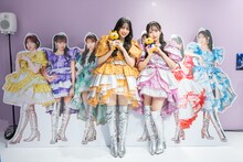 FRUITS ZIPPERの鎮西寿々歌と松本かれん。