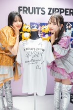 FRUITS ZIPPERの鎮西寿々歌と松本かれん。