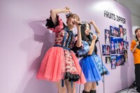 「いらっしゃいませ」のポーズを披露するCANDY TUNEの立花琴未と桐原美月。