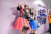 「いらっしゃいませ」のポーズを披露するCANDY TUNEの立花琴未と桐原美月。