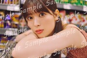 岩本蓮加（乃木坂46）1st写真集「いたずらな風」SHIBUYA TSUTAYA特典ポストカード（Photo by SAKAI DE JUN）