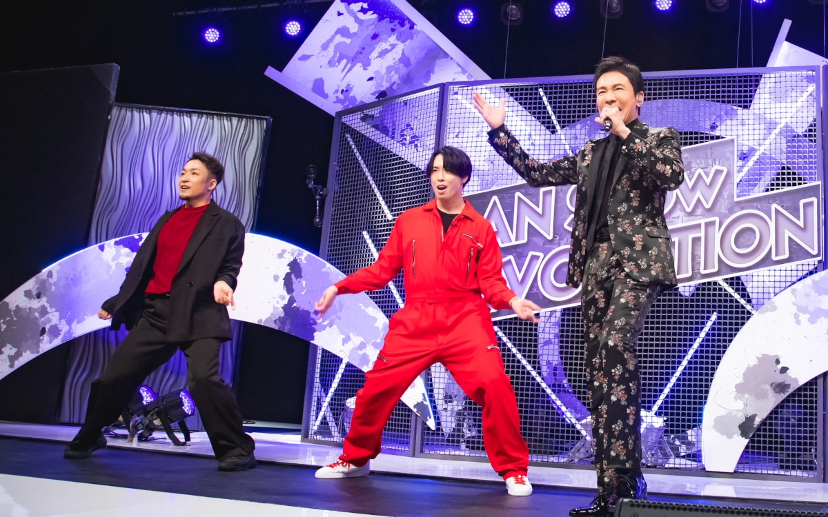 郷ひろみの生歌で踊る宮舘涼太（中央）。(c)TBS - 「それスノ