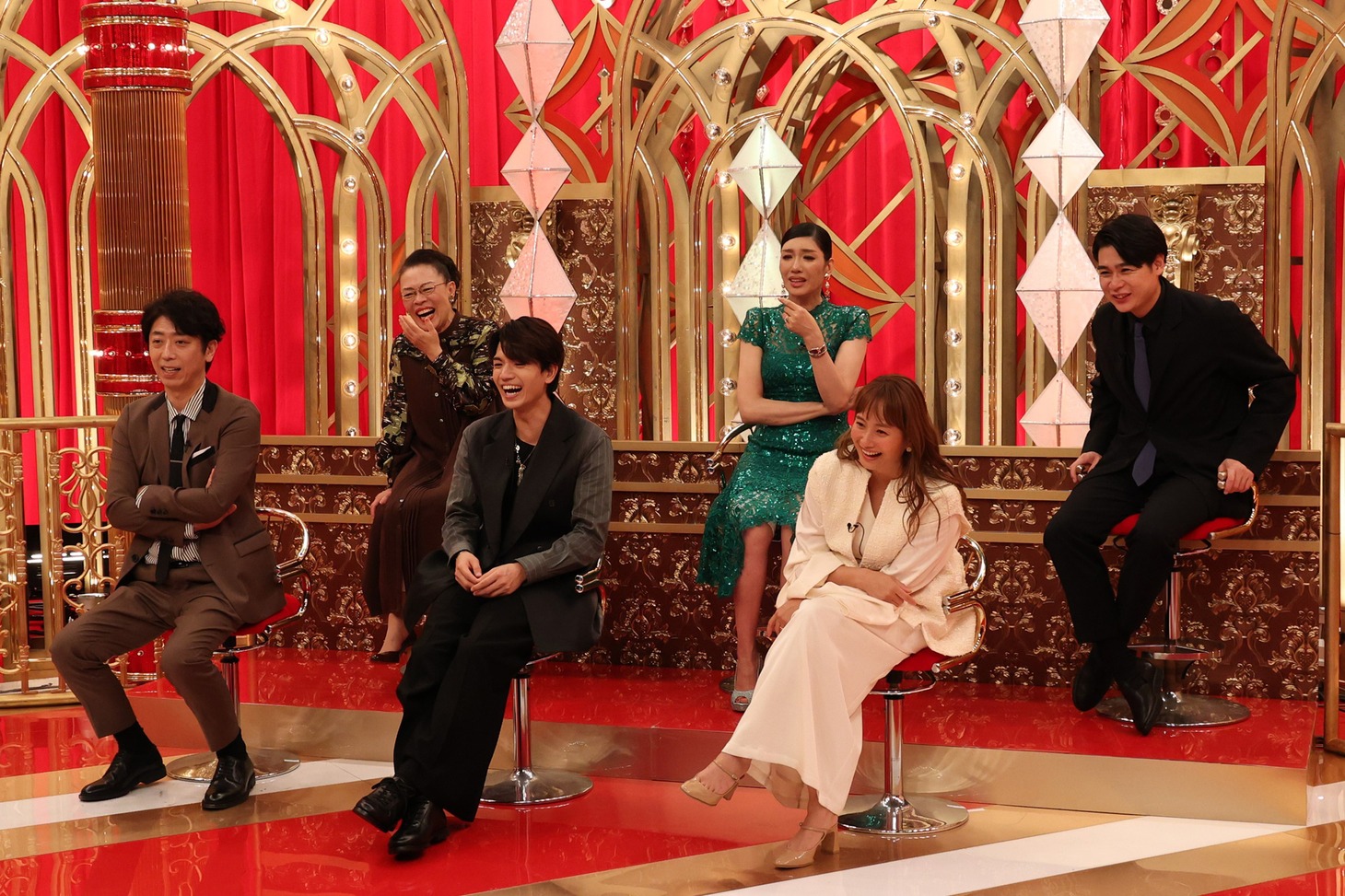 左から後藤輝基（フットボールアワー）、柴田理恵、高地優吾（SixTONES）、アンミカ、藤本美貴、吉村崇（平成ノブシコブシ）。(c)フジテレビ