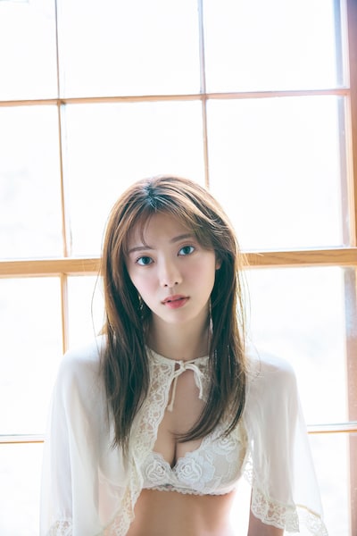 田村保乃（櫻坂46）2nd写真集「隣の席になりたい」より。（撮影：三瓶康友）(c)講談社