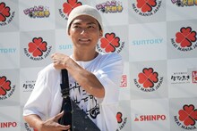 肩紐を直すEXILE SHOKICHI（EXILE、EXILE THE SECOND）。