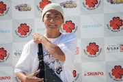 肩紐を直すEXILE SHOKICHI(EXILE、EXILE THE SECOND)。