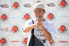 「ショウキチTouchdown」をエア披露するEXILE SHOKICHI（EXILE、EXILE THE SECOND）。