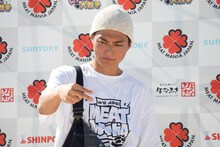 「ショウキチTouchdown」をエア披露するEXILE SHOKICHI（EXILE、EXILE THE SECOND）。