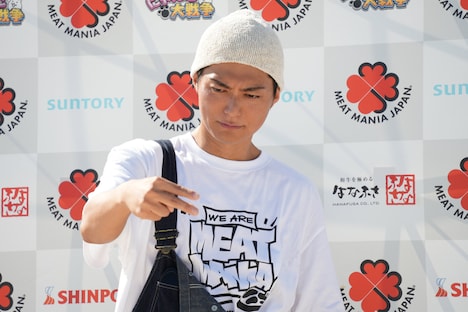「ショウキチTouchdown」をエア披露するEXILE SHOKICHI(EXILE、EXILE THE SECOND)。