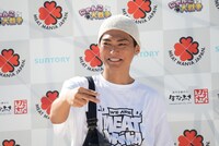 「ショウキチTouchdown」をエア披露するEXILE SHOKICHI（EXILE、EXILE THE SECOND）。