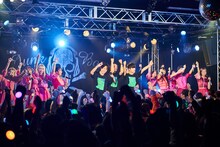 観客とコール＆レスポンスをするGANG PARADEと超能力戦士ドリアン。（撮影：大橋祐希）