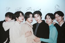 サインが入れられたNCT WISHのフォトウォール。