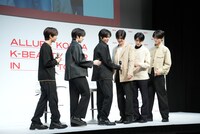 “くっつきショット”再現のために集まってくるNCT WISH。