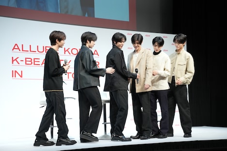 “くっつきショット”再現のために集まってくるNCT WISH。