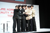 “くっつきショット”を再現するNCT WISH。