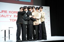 “くっつきショット”を再現するNCT WISH。