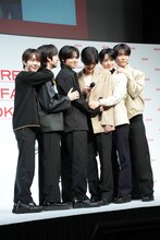 “くっつきショット”を再現するNCT WISH。