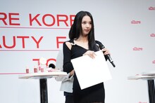 イラストを披露するチェヨン（TWICE）。