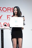 イラストを披露するチェヨン（TWICE）。