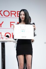 イラストを披露するチェヨン（TWICE）。