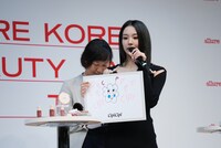 イラストを披露するチェヨン（TWICE）。