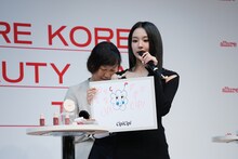 イラストを披露するチェヨン（TWICE）。