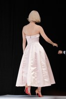 退場するモモ。