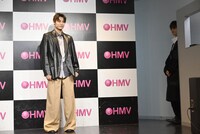 高松アロハ（超特急）のソロ撮影を見守る大倉空人（原因は自分にある。 / 右）。