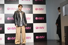 高松アロハ（超特急）のソロ撮影を見守る大倉空人（原因は自分にある。 / 右）。