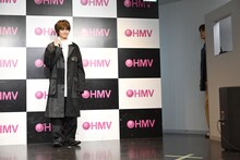 大倉空人（原因は自分にある。）のソロ撮影を見守る高松アロハ（超特急 / 右）。