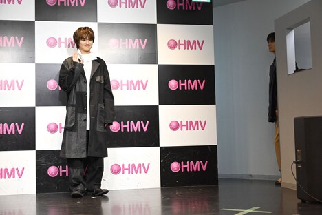 大倉空人（原因は自分にある。）のソロ撮影を見守る高松アロハ（超特急 / 右）。