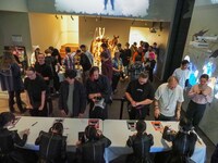 ドイツのファンと交流するSITUASION。（Photo by ALLYOUNEEDS）