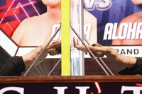 おばたのお兄さんとアロハ（超特急）。（撮影：小坂茂雄）