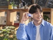 「ブルボン 濃厚チョコブラウニー」の新テレビCM「キミへのエール」編のメイキングカット。