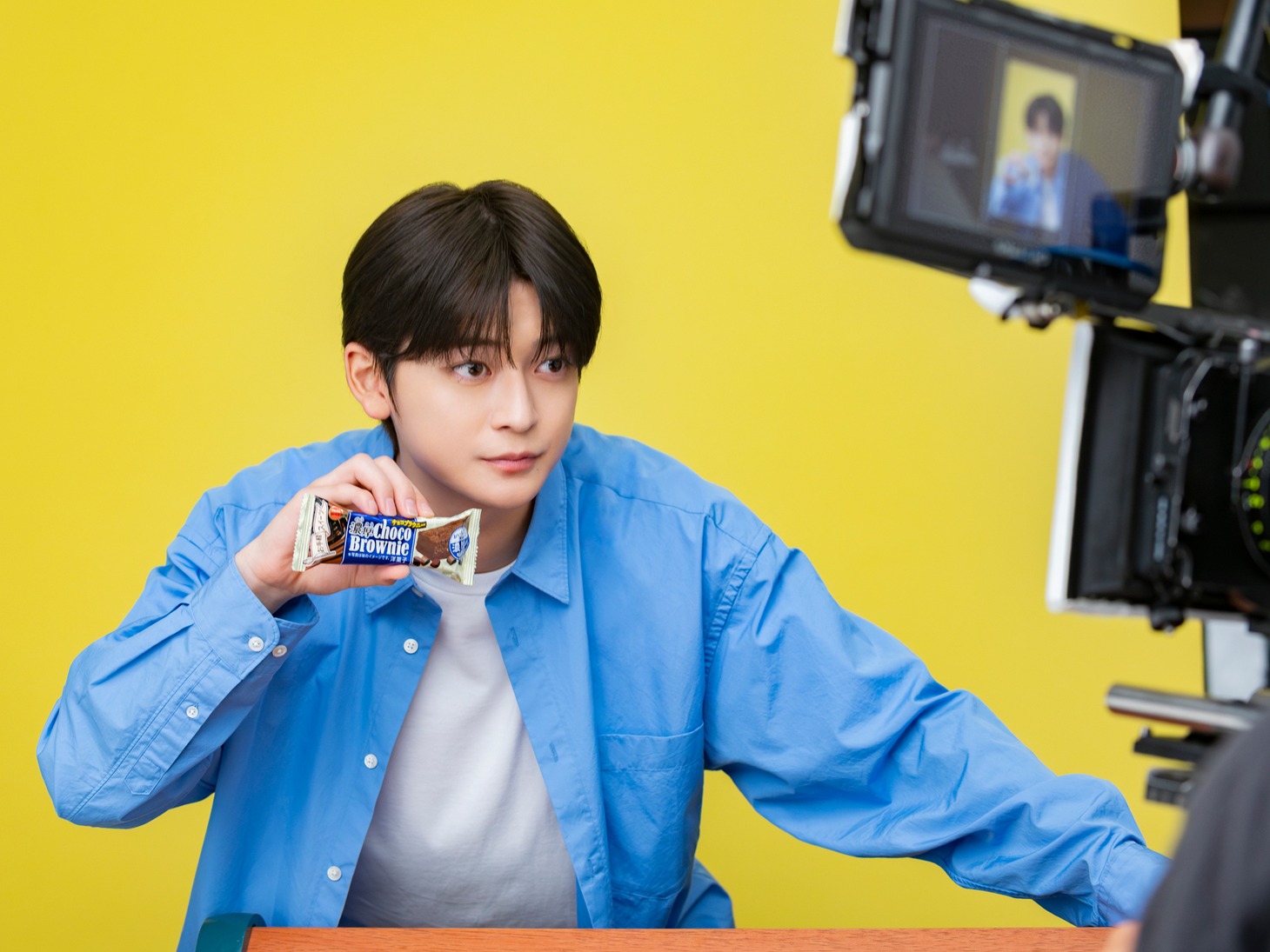 「ブルボン 濃厚チョコブラウニー」の新テレビCM「キミへのエール」編のメイキングカット。