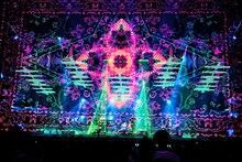 マカロニえんぴつ「TRIP INSIDE ～Osaka-Jo Hall & Nippon Budokan～」ツアーファイナルより「カーペット夜想曲」の様子。（撮影：浜野カズシ）