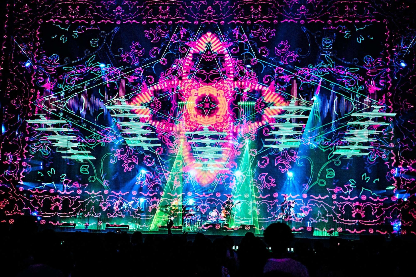 マカロニえんぴつ「TRIP INSIDE ～Osaka-Jo Hall & Nippon Budokan～」ツアーファイナルより「カーペット夜想曲」の様子。（撮影：浜野カズシ）