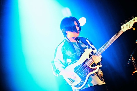 高野賢也（B, Cho）（撮影：浜野カズシ）