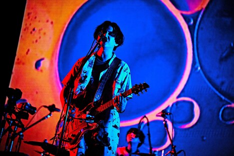 はっとり（Vo, G）（撮影：浜野カズシ）