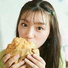 日向坂46佐々木美玲が大きなハンバーガーをペロリ、このあとお腹がまん丸に
