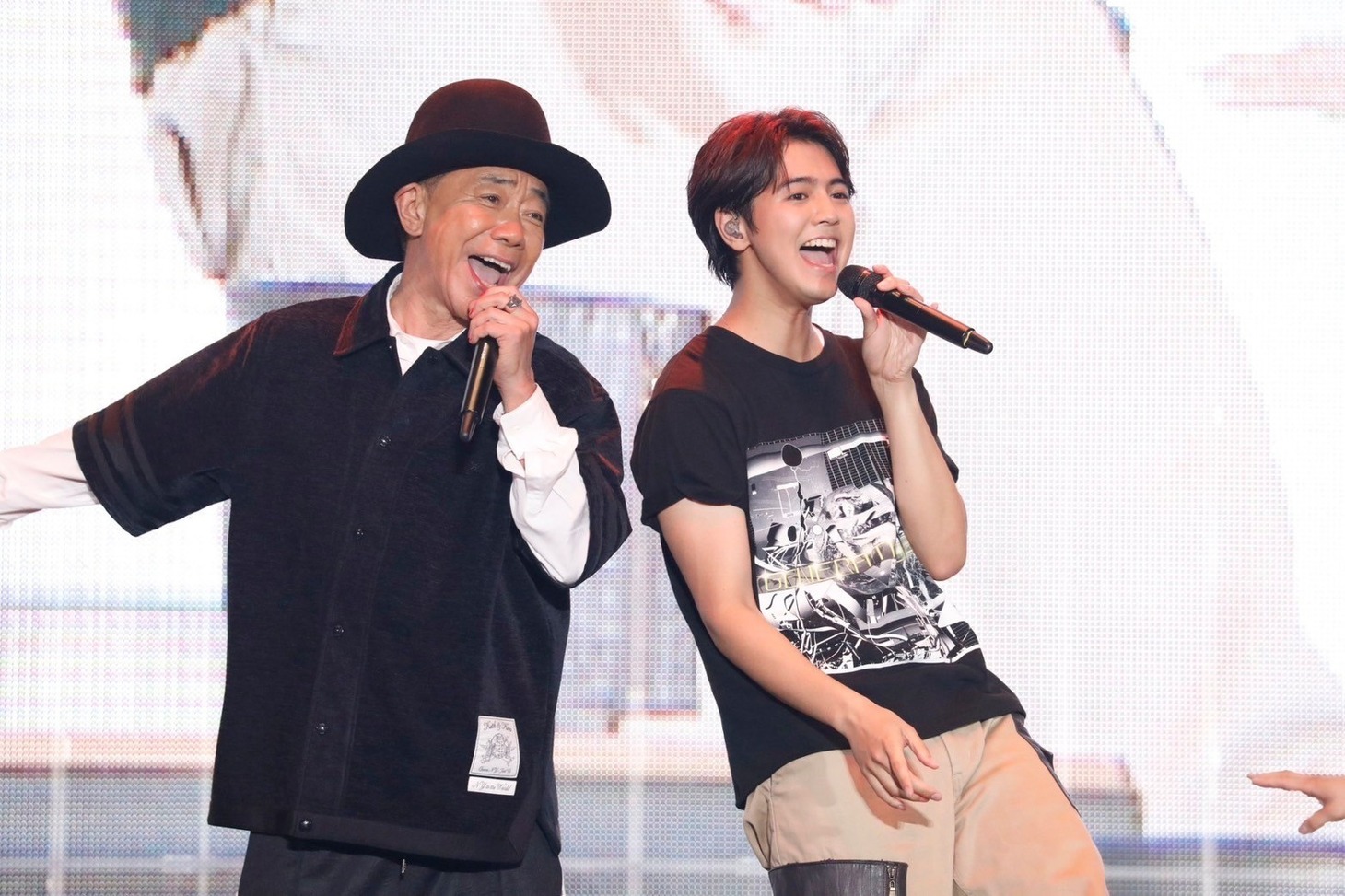 木梨憲武（左）と片寄涼太（右）。
