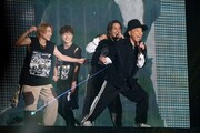 「Choo Choo TRAIN」の振付を踊る木梨憲武とGENERATIONS。
