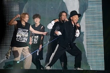 「Choo Choo TRAIN」の振付を踊る木梨憲武とGENERATIONS。
