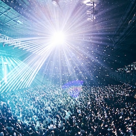 DUSTCELLがバンドと届けた「光」ツアー、武道館公演の発表に涙「報われる日が来る」