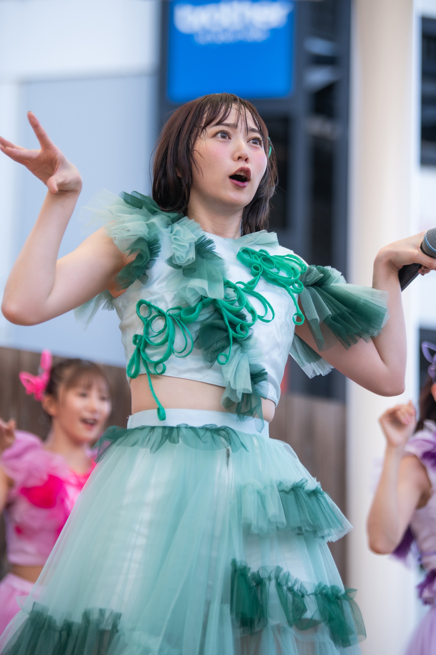 安本彩花