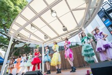 えびちゅうポーズで撮影に応じる私立恵比寿中学。